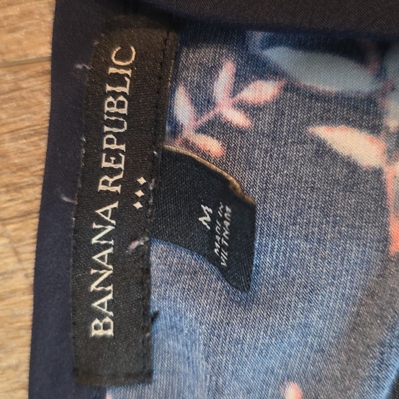 Banana Republic Navy and Pink Floral Blouse. Size M - Picture 4 of 5